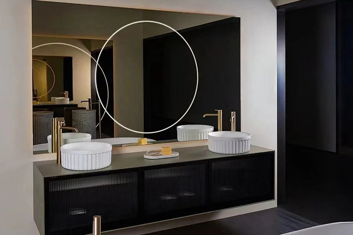 Read more about the article Use It Anywhere: Our Portable LED Mirror for Bathroom, Bedroom & More